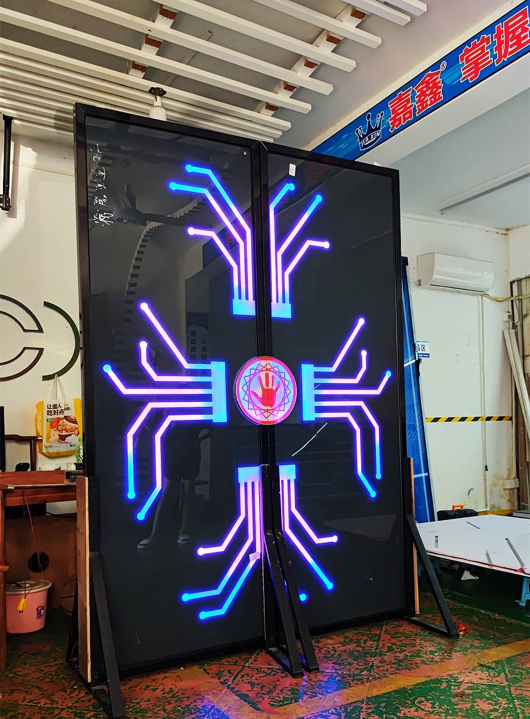 学校科幻掌纹识别调光门制作